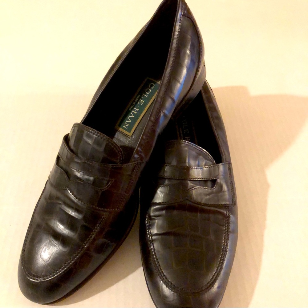 Ladies Cole Haan brown croc embossed loafers. Size 91/2 B excellent condition